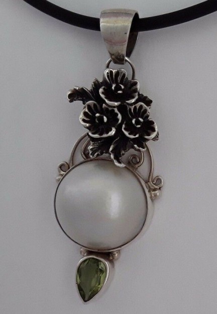 AGNES CREATIONS / BEAU PENDENTIF ARGENT 925 "FLEURS" ORNE D'UNE PERLE & PERIDOT