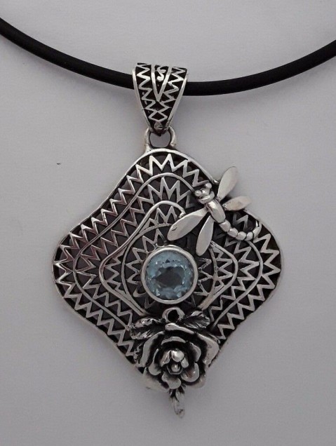  AGNES CREATIONS // JOLI PENDENTIF EN ARGENT 925 ORNE D'UNE TOPAZE BLEUE